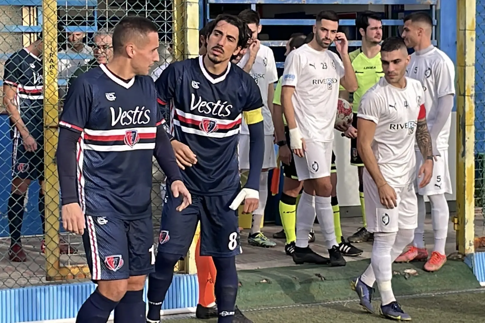 Alessandro Bonu, capitano della Ferrini (a destra), assieme ad Alberto Usai che col Carbonia ha segnato due gol (L'Unione Sarda - Spignesi)