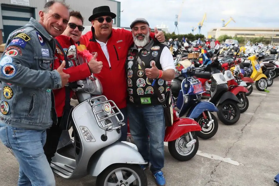 Belfast, le immagini più belle del maxi raduno di amanti della Vespa