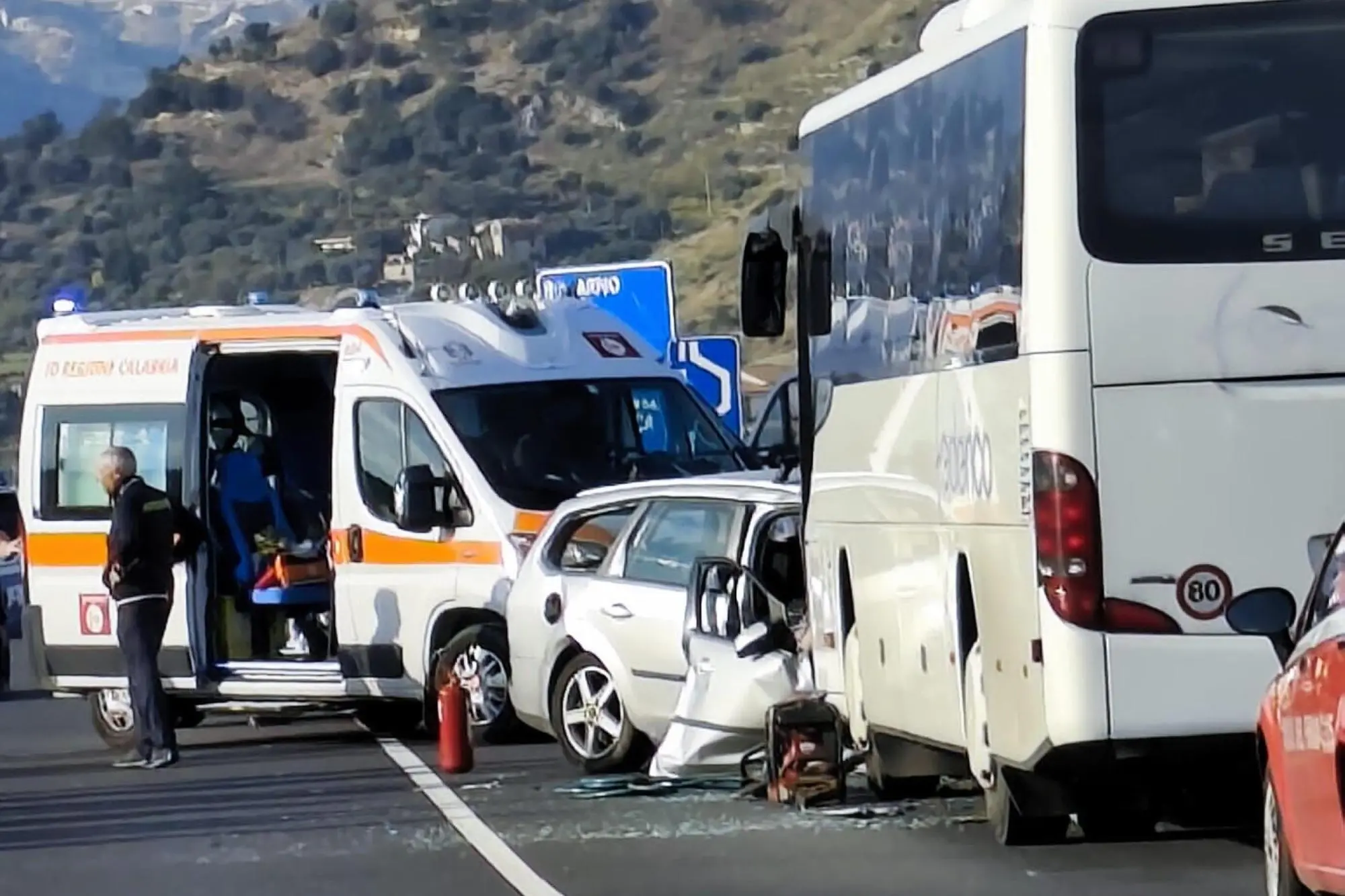 Un'immagine dell'incidente stradale avvenuto in Calabria lungo la strada di grande comunicazione Ionio-Tirreno (Ansa)