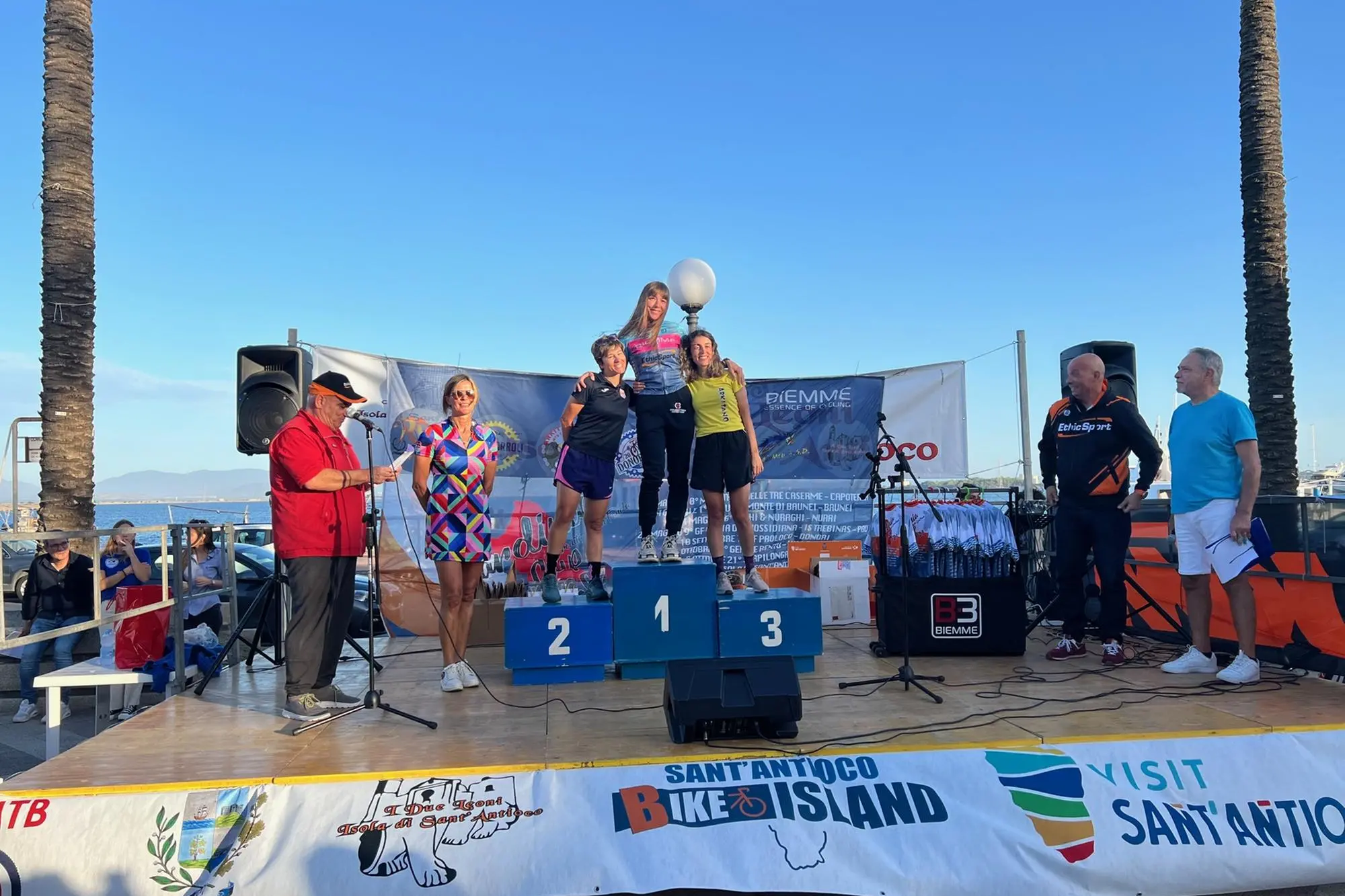 Il podio femminile della classifica generale Sardinia Cup 2023 (foto Andrea Serreli)