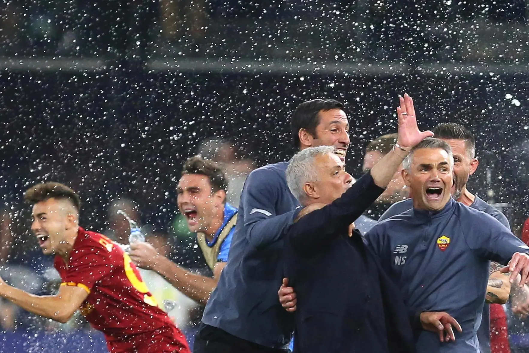 La festa dopo la vittoria della Roma (Ansa)