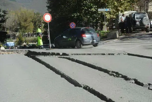 Una strada di Norcia dopo il sisma di ottobre