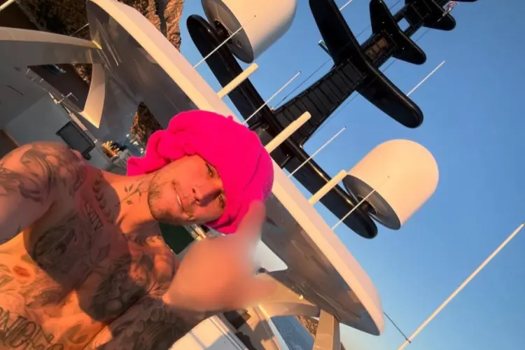 Justin Bieber in Sardegna: Relax, Yacht di Lusso e una Sorpresa Musicale che Ha Stupito i Fan!