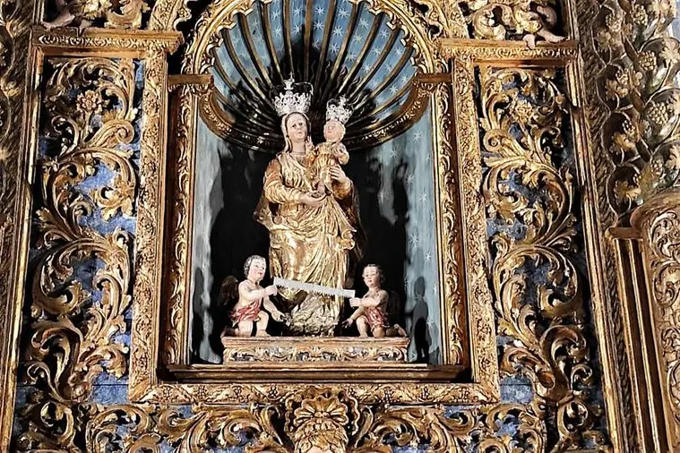 Un particolare dell'altare dedicato alla Madonna di Monserrat (foto Giampiero Marras)