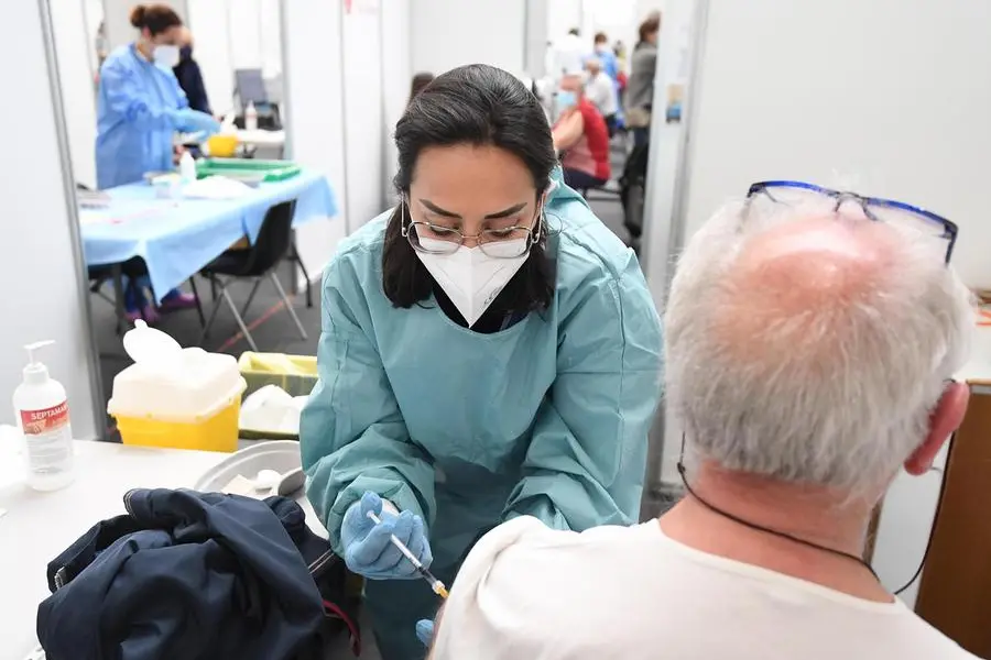 Una vaccinazione (Archivio L'Unione Sarda)