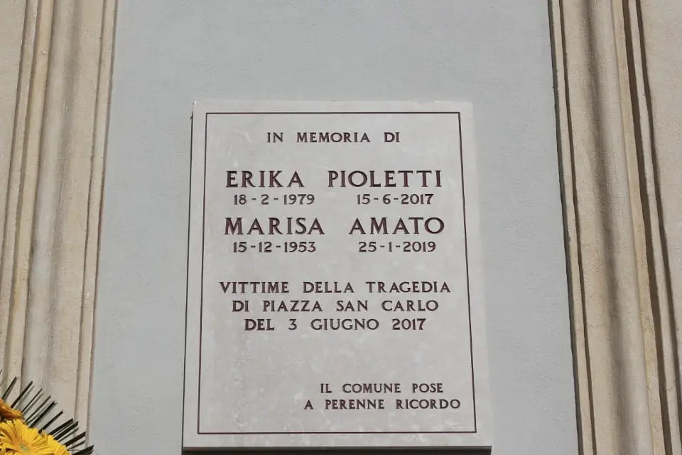 Una targa per le vittime