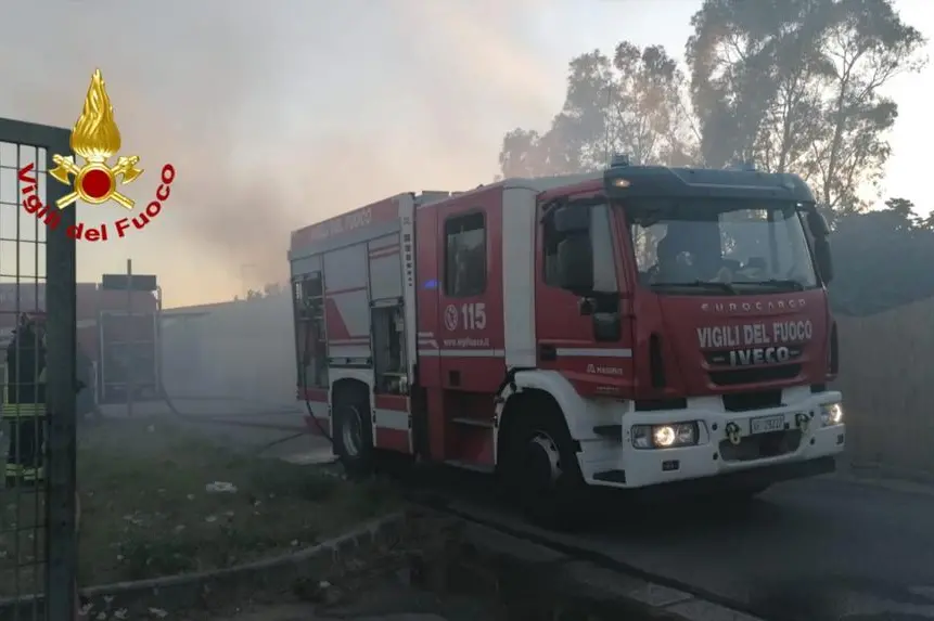 L'incendio a Maracalagonis (foto Vigili del Fuoco)