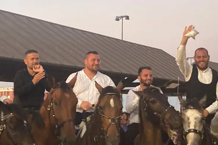 Il vincitore Gavino Manca, secondo da sinistra (foto Pala)