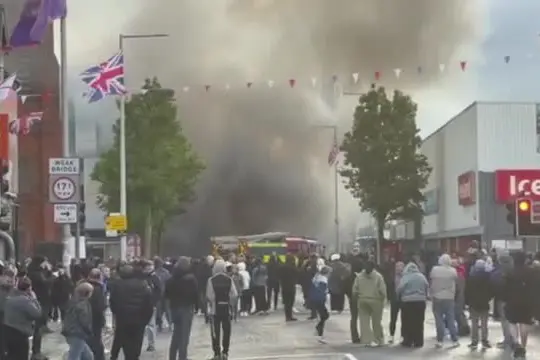 Nordirlanda, a Belfast proteste anti-immigrati dopo attacco shock
