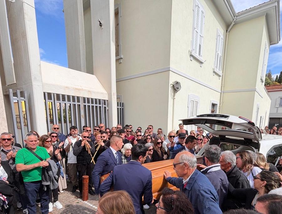 Addio Elena, un saluto di musica e colori