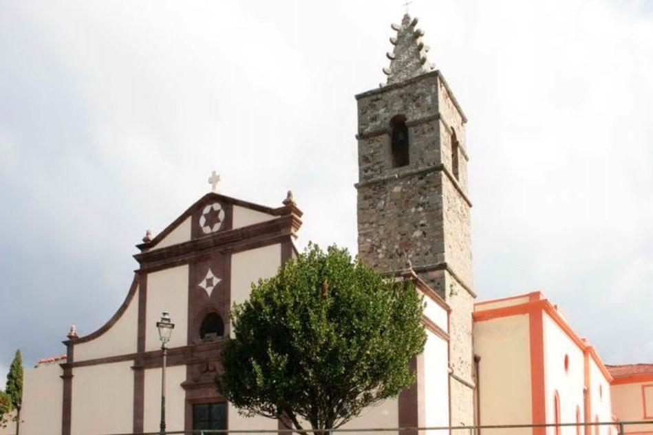 Allarme nella chiesa di Scano Montiferro, crollano calcinacci e intonaci