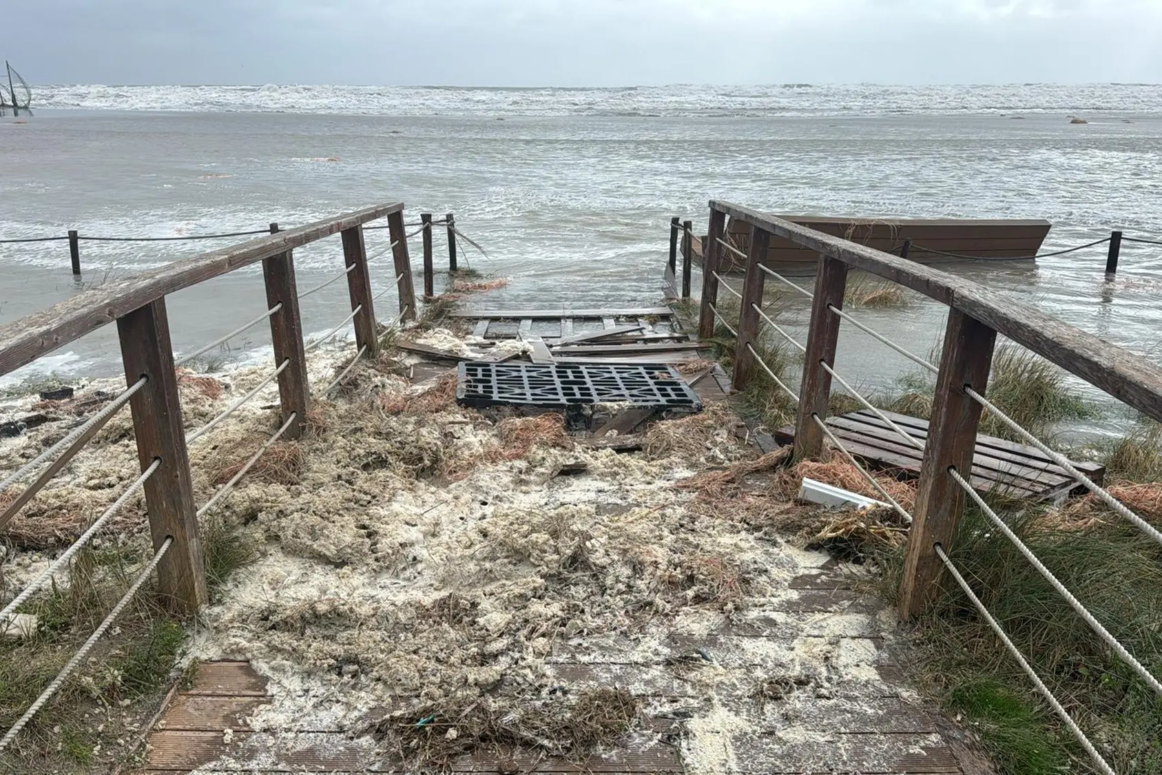 Il deck del lungomare Poetto distrutto e ricoperto di sabbia (Archivio)