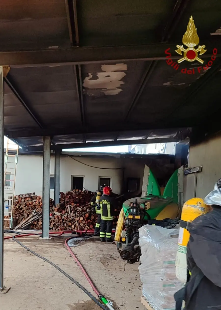 I vigili del fuoco al lavoro per l'incendio sulla Ss 291 della Nurra