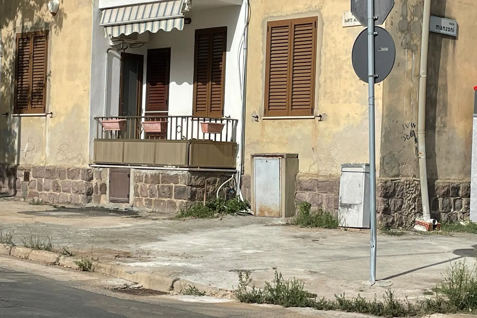 La perdita riparata in via Dante.( Foto Scano)