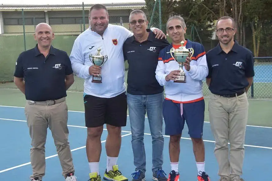 I finalisti del torneo con i dirigenti del Tennis Club Ittiri (foto ufficio stampa)