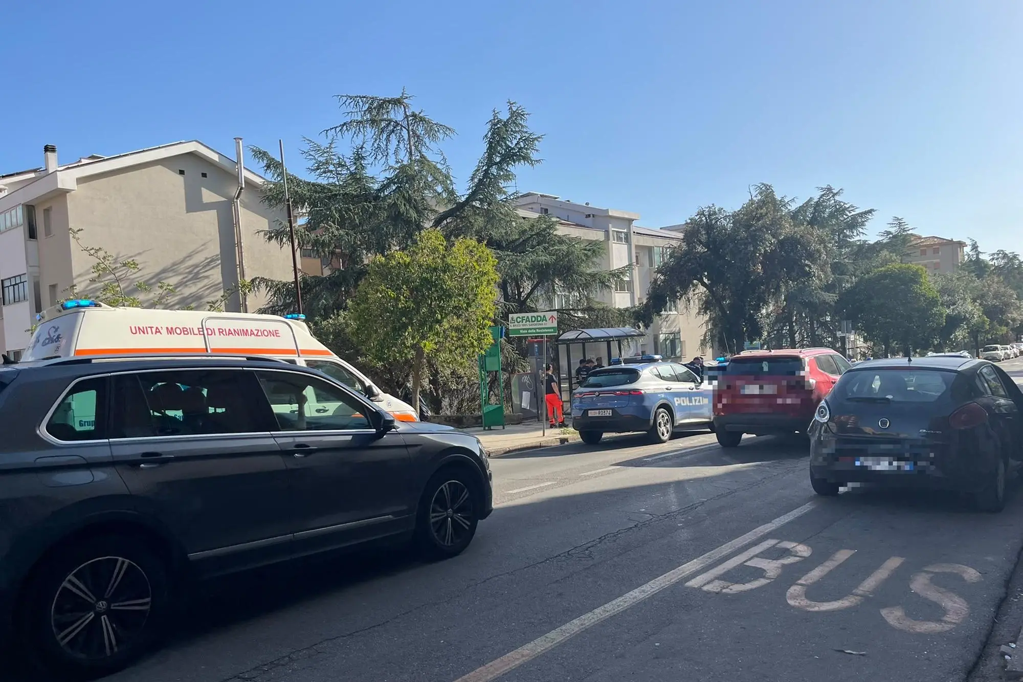 La pattuglia e ambulanza in viale Repubblica (foto Ledda)