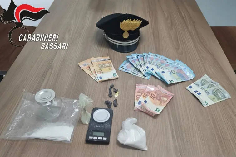 Il materiale sequestrato dai carabinieri