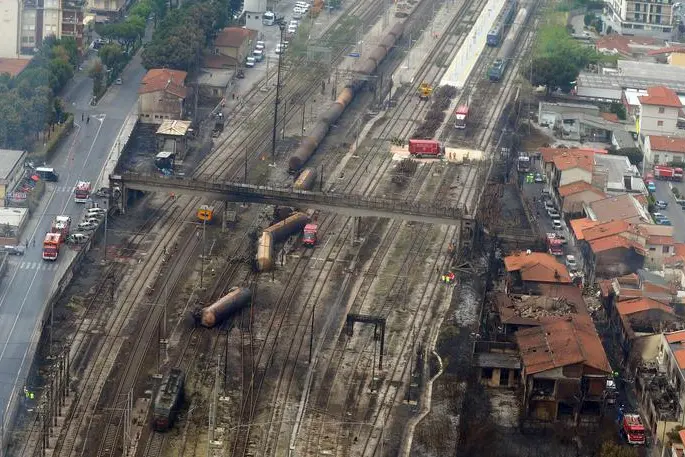 Un treno merci deraglia danneggiando una bombola di Gpl e causando un incendio e un'esplosione