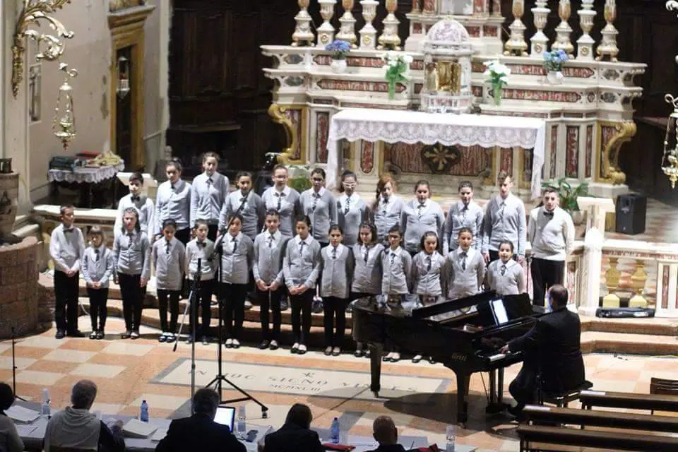 Il coro di voci bianche di Arborea in scena (foto concessa)