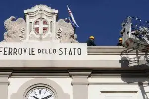 Protesta degli operai alla stazione ferroviaria. Foto Giuseppe Ungari