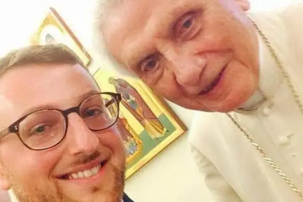Il Papa emerito Benedetto XVI con il seminarista Giuseppe Ricciardi