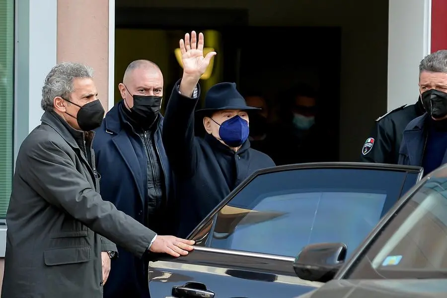 Silvio Berlusconi lascia il San Raffaele (foto Ansa)