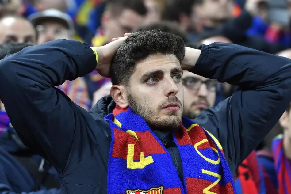 La disperazione di un tifoso del Barcellona (Ansa)