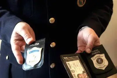 Distintivo e tesserino della Polizia
