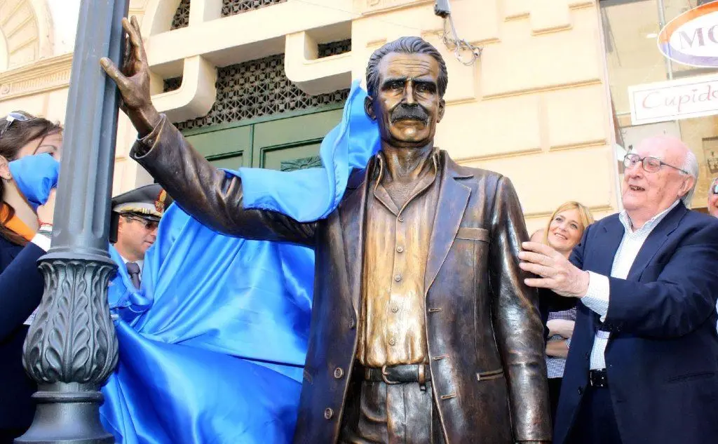 La statua del commissario più famoso d'Italia a Porto Empedocle