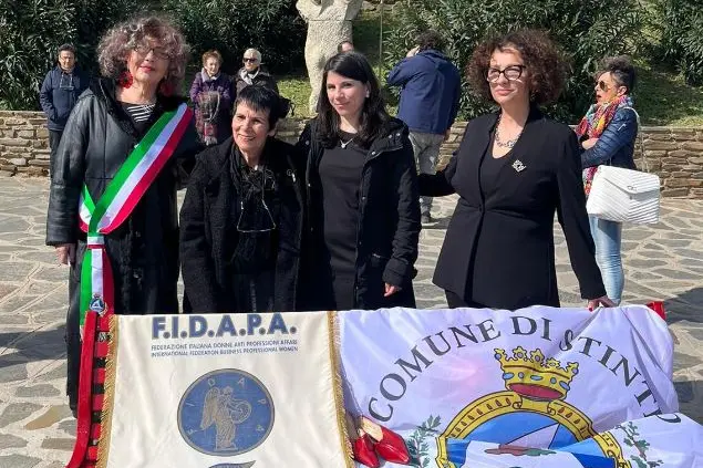 La sindaca Vallebella e le socie Fidapa (foto concessa)