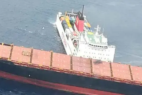 Le due navi entrate in collisione (Foto Guardia Costiera)
