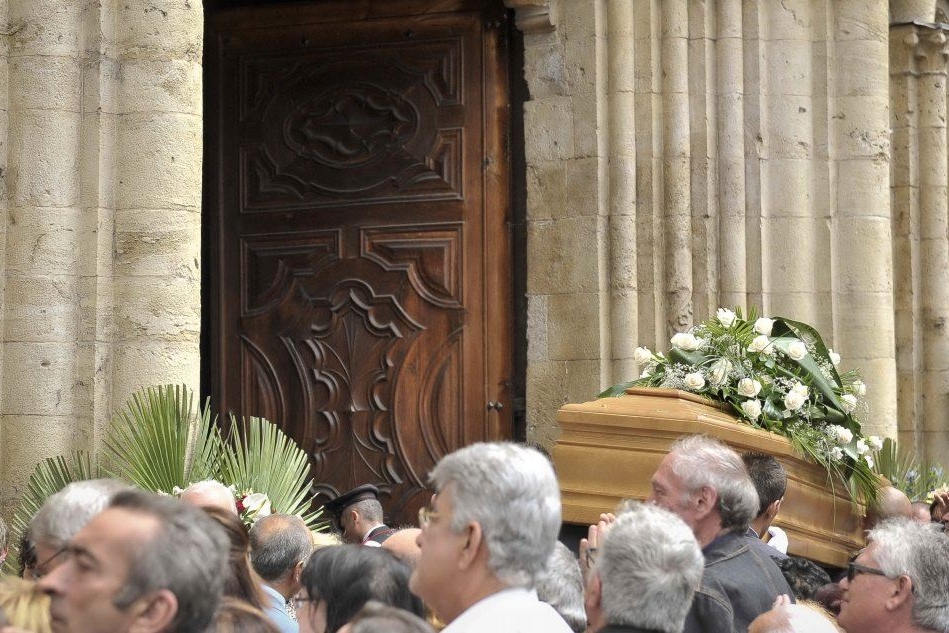 A Brindisi i preti dicono no ai cortei funebri: &quot;Troppo lungo il tragitto a piedi&quot;