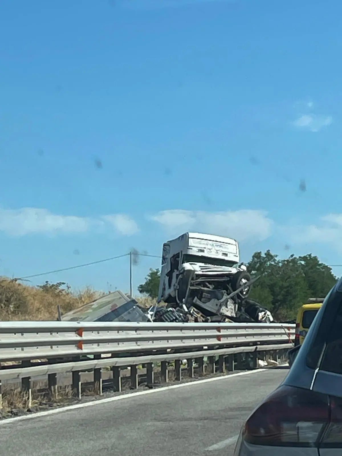 Il camion distrutto a seguito dell'incidente sulla 131 all'altezza di Campeda