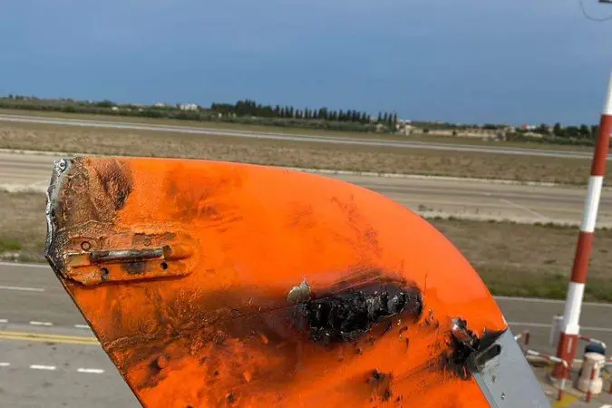 L'ala dell'aereo danneggiata dal fulmine (foto da twitter, @MMmarco0)