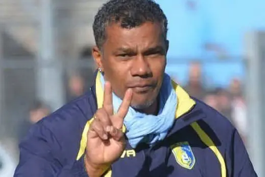Lulù Oliveira allenatore Muravera (Serreli)