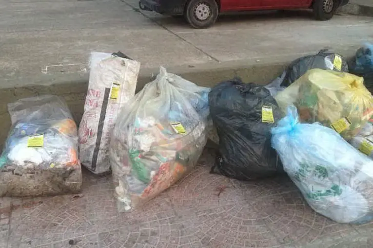 Cumulo di rifiuti a Porto Torres (L'Unione Sarda - Pala)