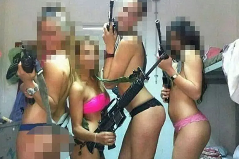 Israele, soldatesse in bikini e fucile