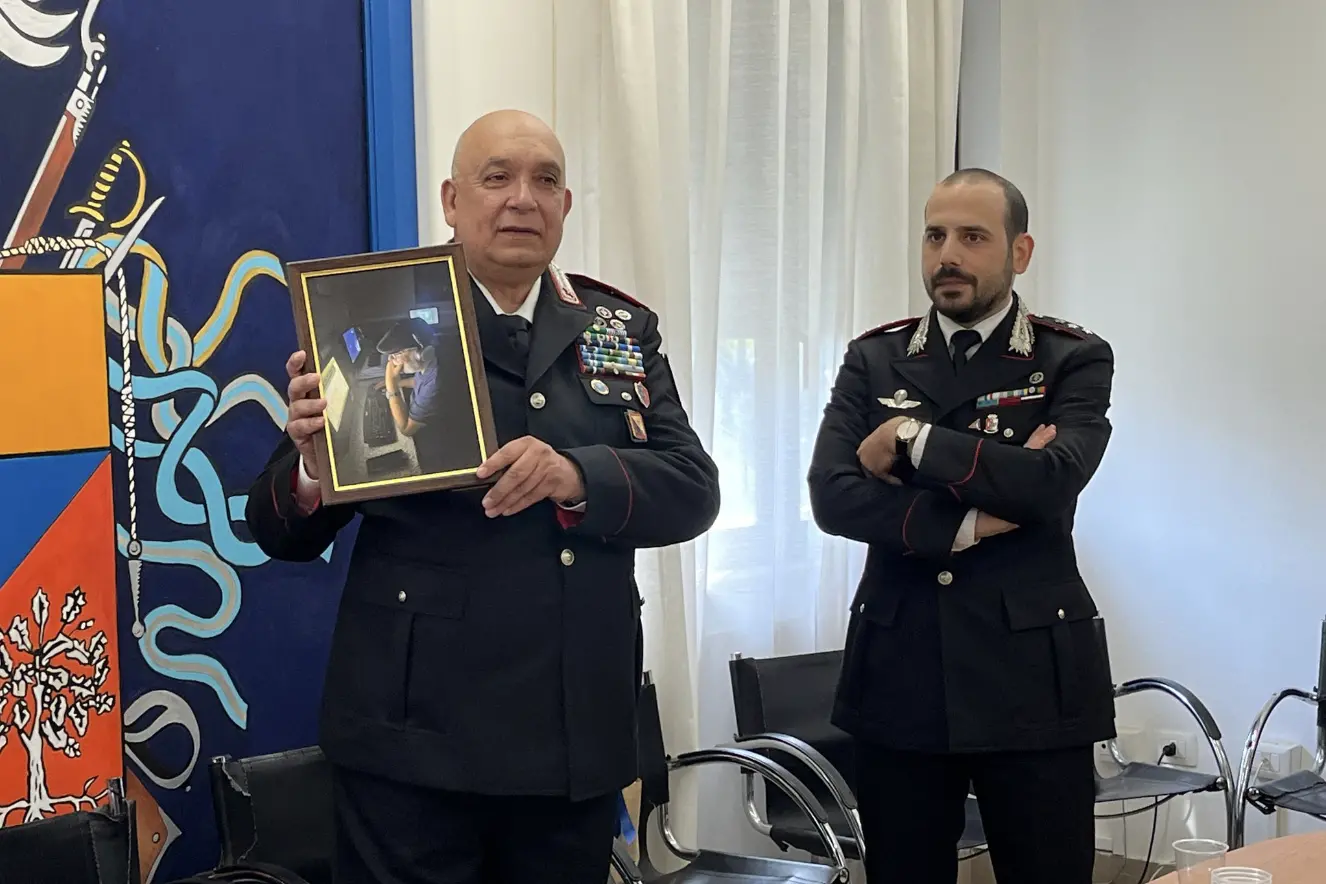 Michele Lobrano con il comandante della Compagnia di Alghero Michele Marruso