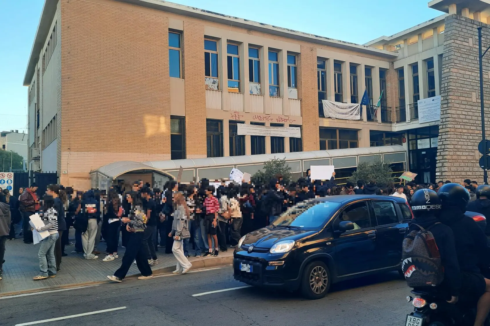 Studenti in protesta davanti all'istituto Dionigi Panedda