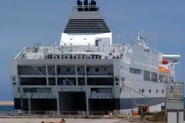 Un traghetto nel porto di Cagliari (archivio)