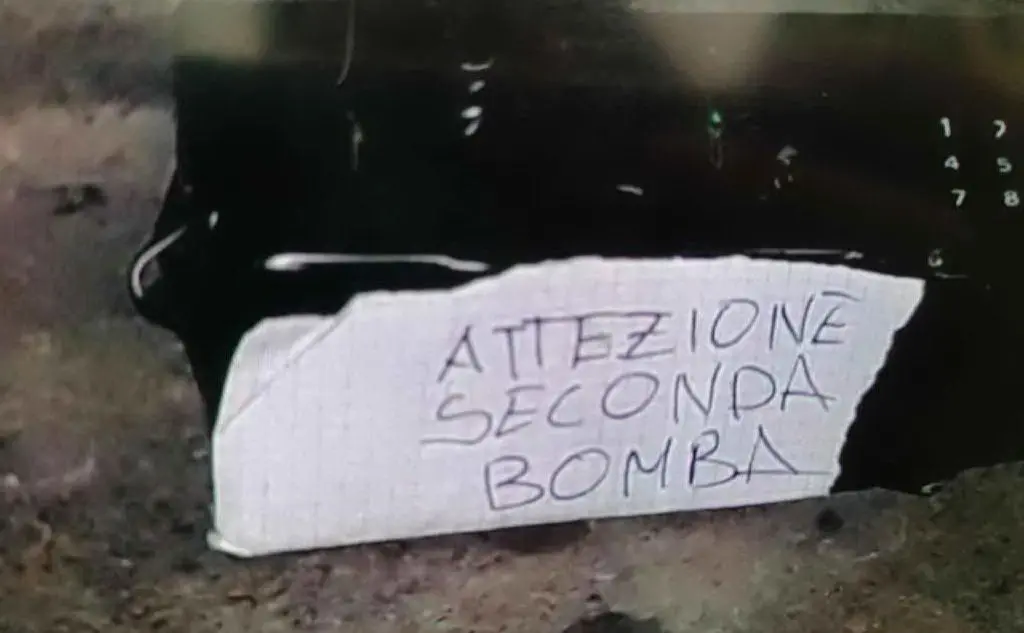 La scritta, con evidente refuso, recita: &quot;Attezione seconda bomba&quot;