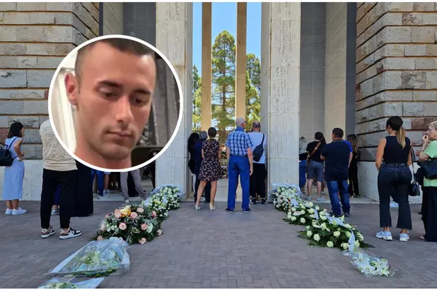 I funerali e, nel riquadro, Davide Sapienza (foto L'Unione Sarda)