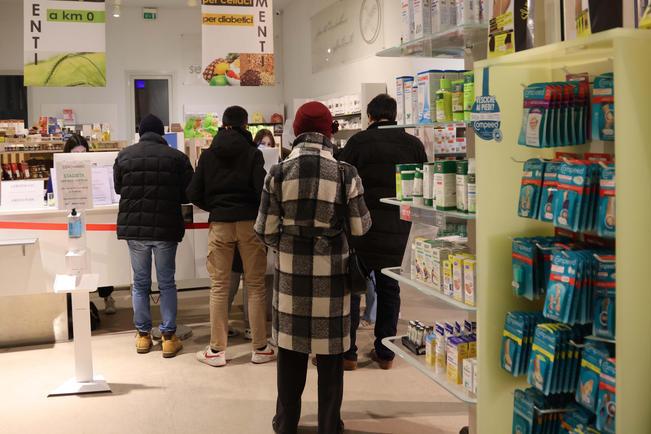 Persone in fila in una farmacia (Ansa)
