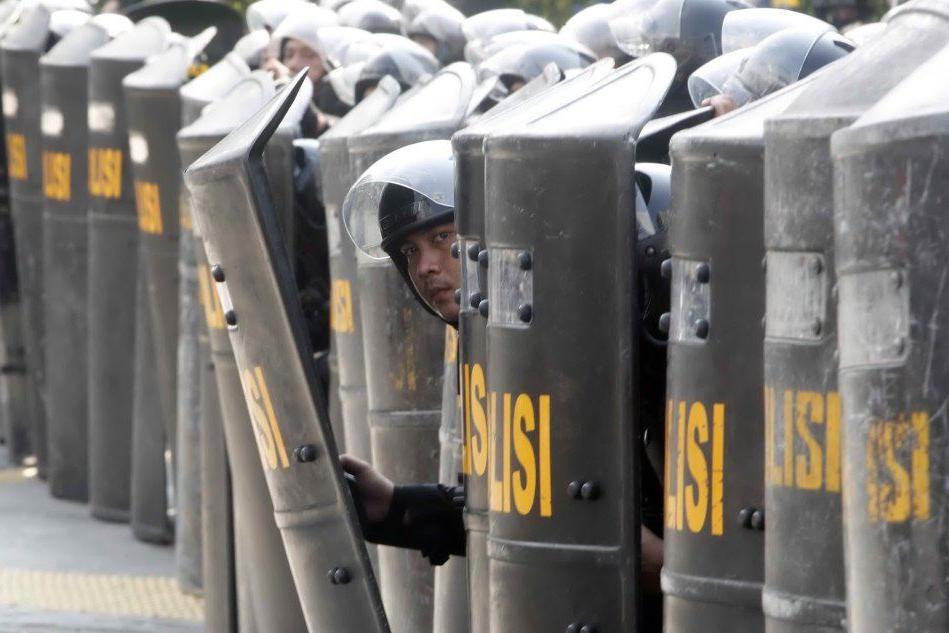 Scontri tra Polizia e manifestanti a Giacarta: 6 morti e 200 feriti