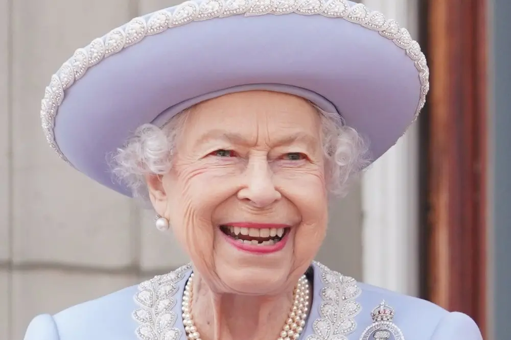 Il popolo inglese e il mondo intero piangono la morte, dopo 70 anni di Regno, della regina Elisabetta II