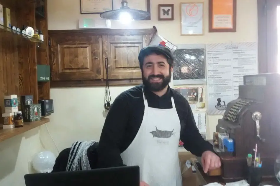 Alessandro Corrias nella sua barberia