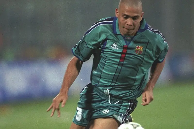 Con la maglia del Barcellona, con cui ha giocato un anno prima di andare all'Inter