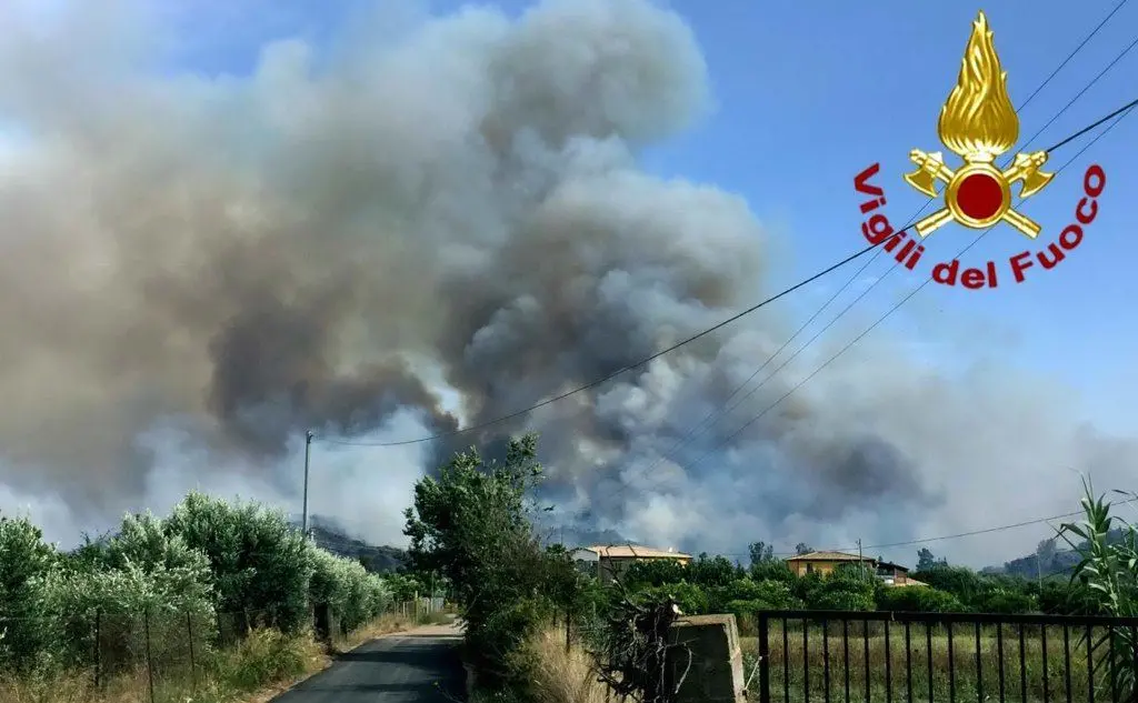 L'incendio è durato ore (Ansa)