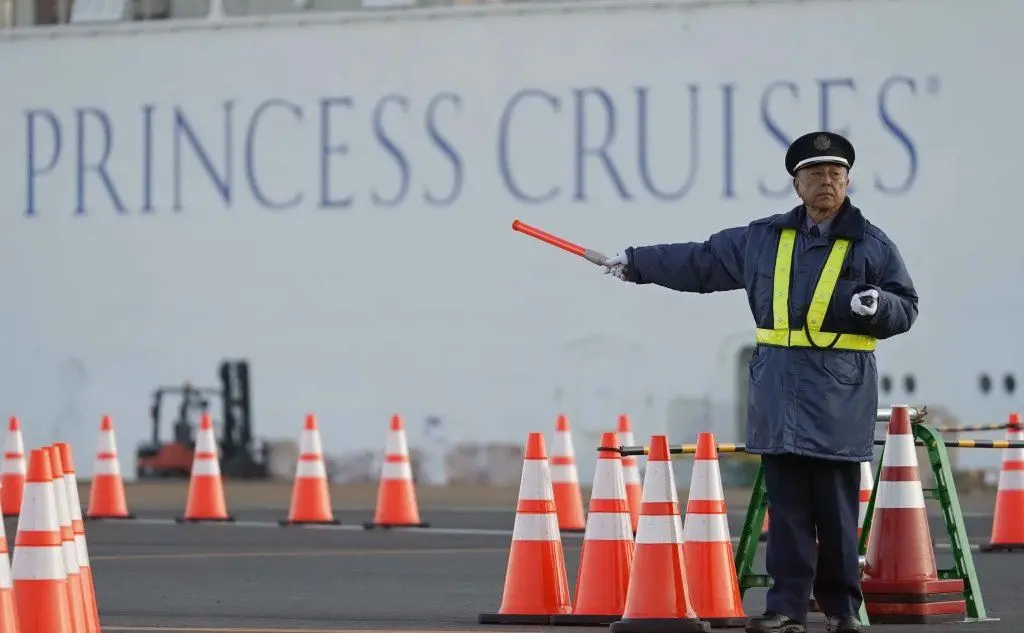 Il sottobordo della Diamond Princess, bloccata al porto giapponese di Yokohama