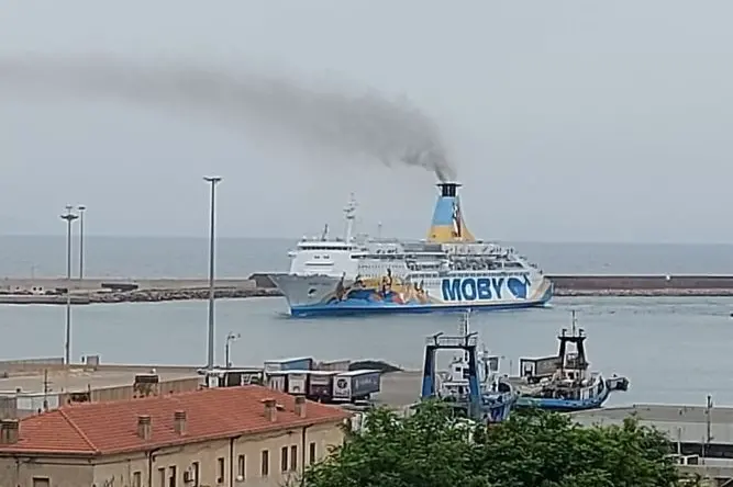 Il traghetto in arrivo a Porto Torres (foto Pala)